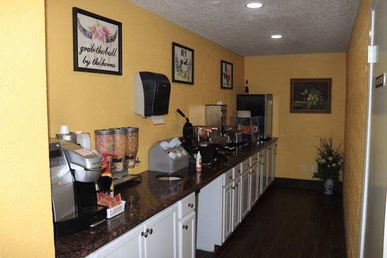 Food & Drinks 5, Chaparral Motel, Lavaca