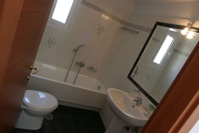 Bathroom, Amalia Residences, Attica