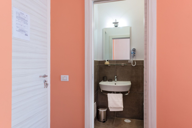 Bathroom 3, B&B Monserrato, Napoli