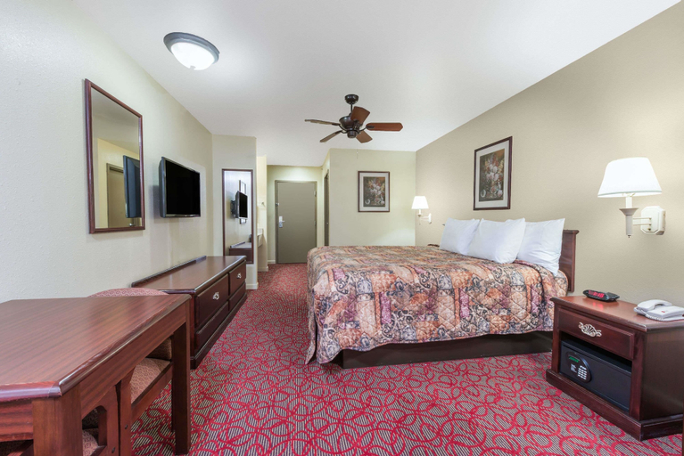 Bedroom 5, Days Inn by Wyndham St Peters/St Charles, Saint Charles