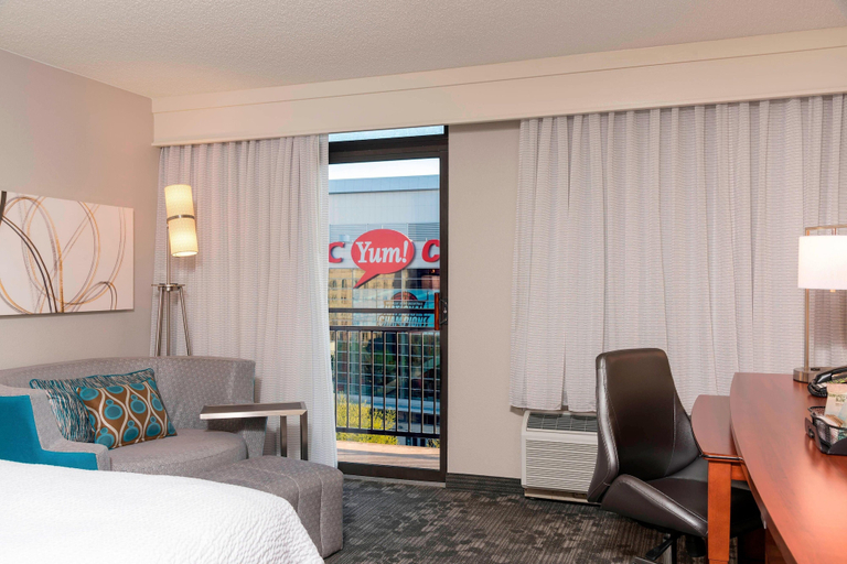 Bedroom 3, Courtyard by Marriott Louisville Downtown, Jefferson