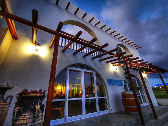Exterior & Views