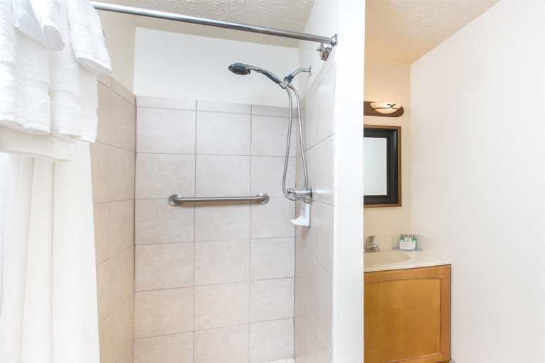 Bathroom 4, Days Inn by Wyndham Maui Oceanfront, Maui