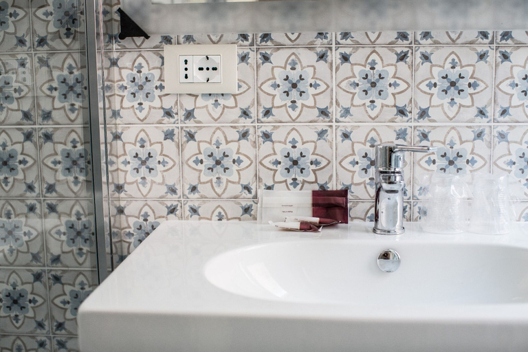 Bathroom 4, Hotel Grifo, Rome