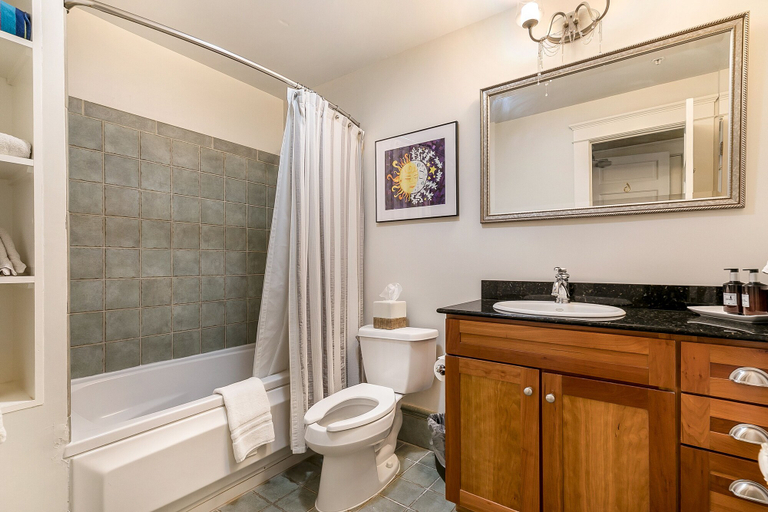 Bathroom 5, Canal Street Inn, Orleans