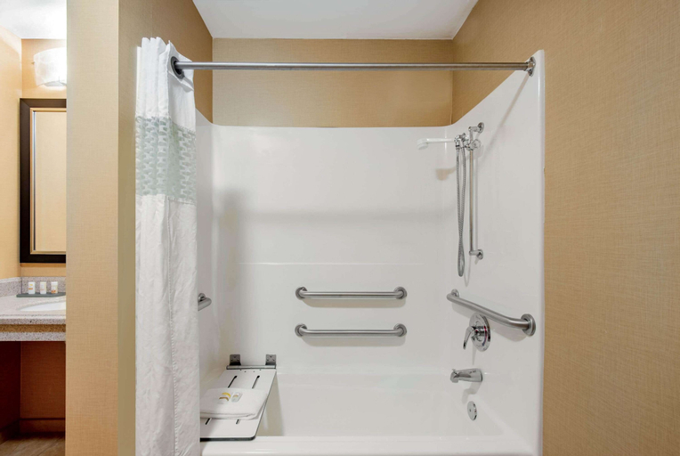 Bathroom 5, La Quinta Inn & Suites by Wyndham Bel Air/I-95 Exit 77A, Harford