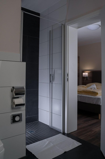 Bathroom 3, Hotel DEA, Heidekreis