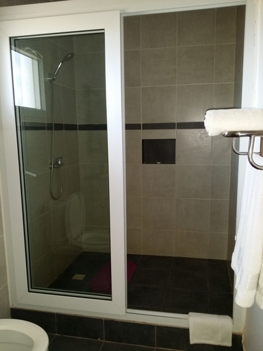 Bathroom 3, Hotel H1 Isalo, Ihorombe