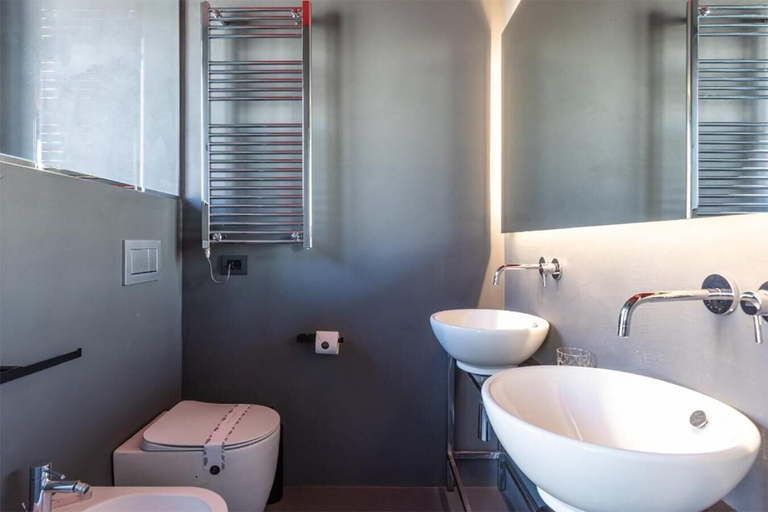 Bathroom 5, Pietra, Rome