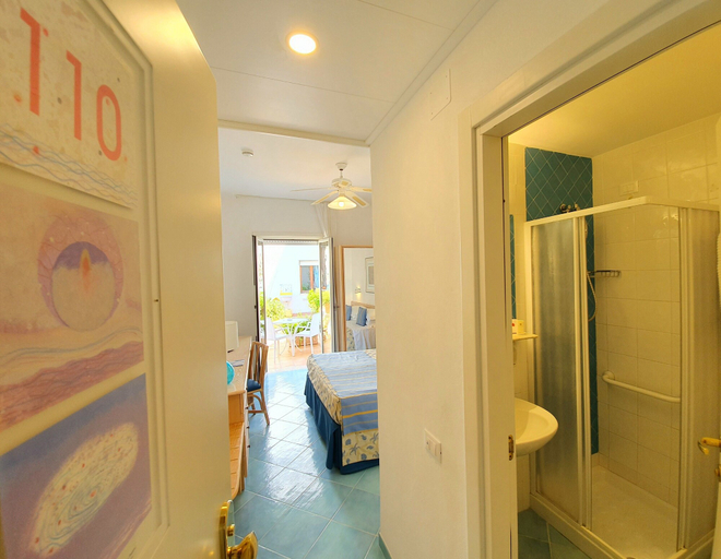 Bathroom 5, Hotel Aurora, Latina
