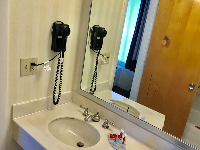 Bathroom 4, Econo Lodge Lake Region, Carroll