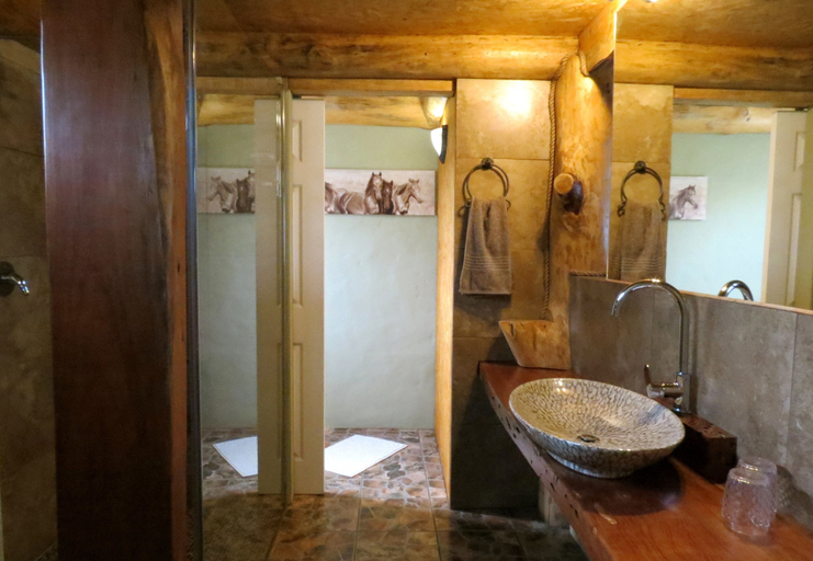Bathroom 5, T'Niqua Stable Inn, Eden