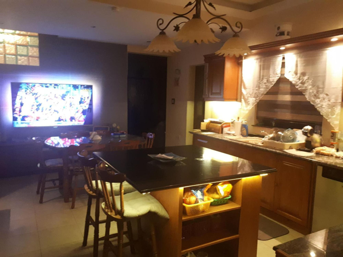 Food & Drinks, Nocturne Family House