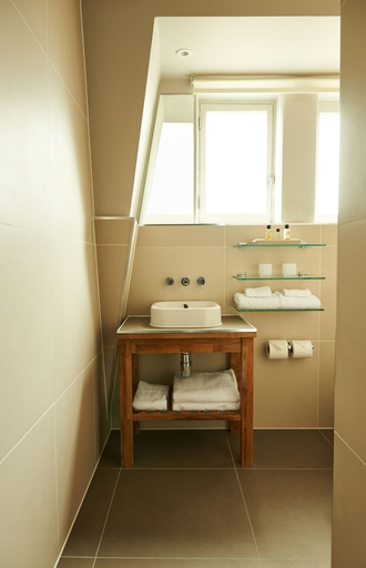 Bathroom 4, The Bull and The Hide, London