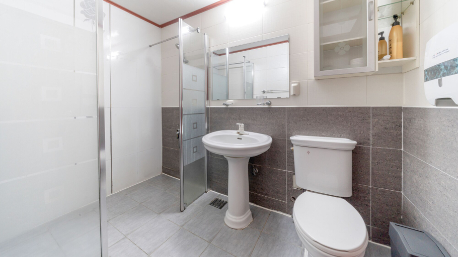 Bathroom 5, Grim Resort, Jeju