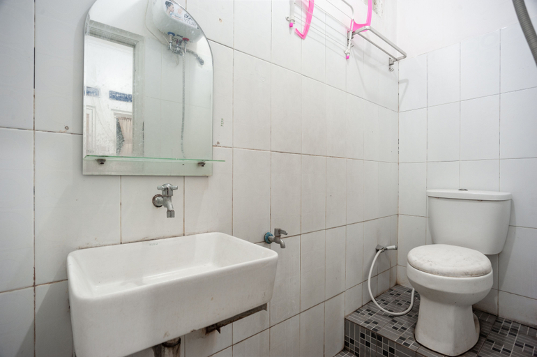 Bathroom 3, RedDoorz Syariah near PGC Cililitan, East Jakarta