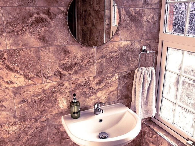 Bathroom 4, Tennyson House Hotel, Bedfordshire