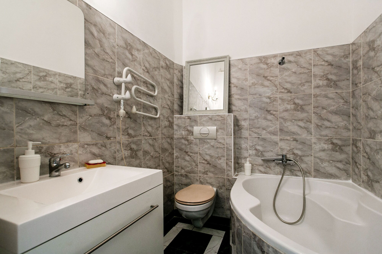 Bathroom, Wesselenyi 18 Apartment, Budapesti