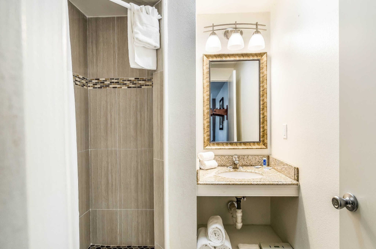 Bathroom 4, Rodeway Inn Middleboro - Plymouth, Plymouth