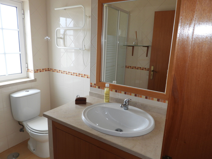 Bathroom 3, Madressilva house, Santiago do Cacém