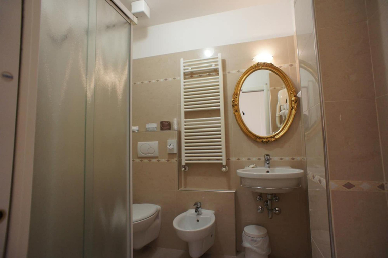Bathroom 5, Hotel Elisir, Rimini