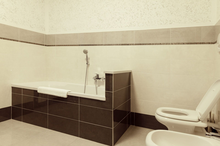 Bathroom 5, L Piasi, Asti