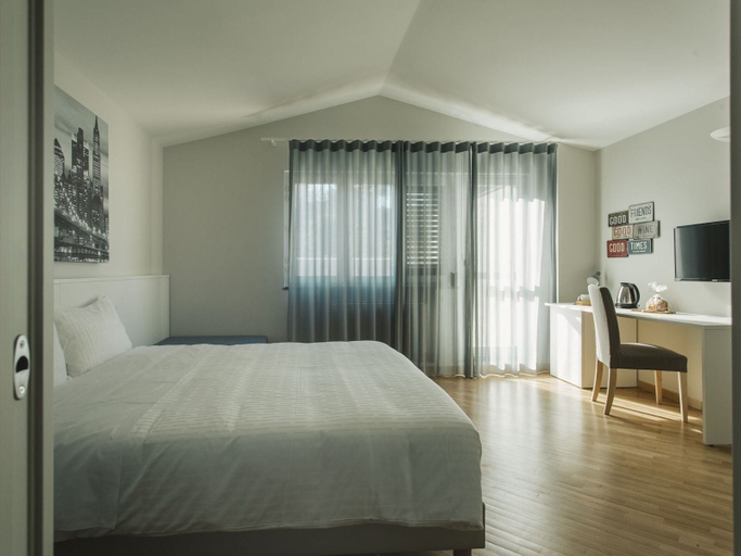 Bedroom 2, Livingstone, Matera