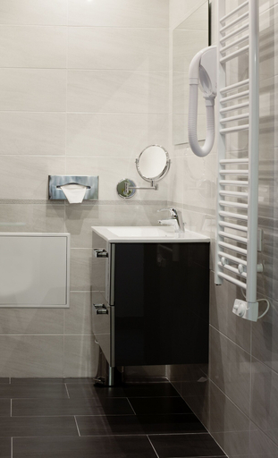 Bathroom 5, Brit Hotel de Grignan, Allier