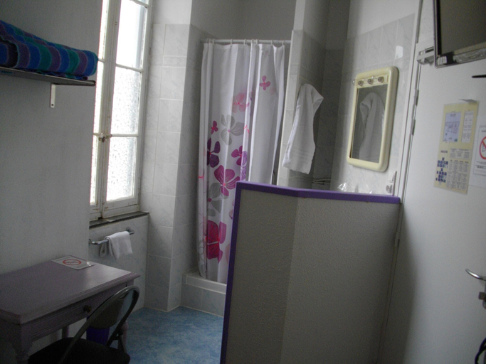 Others 5, Hotel Central, Aude