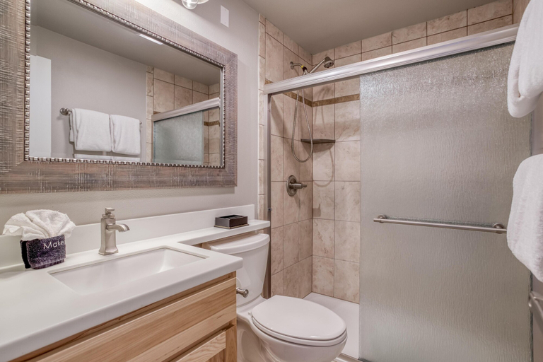 Bathroom, Whale Watcher Condo 2 - Meredith Lodging, Tillamook