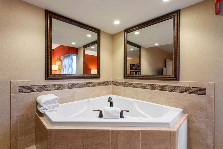 Bathroom 5, La Quinta Inn & Suites by Wyndham Pigeon Forge, Sevier