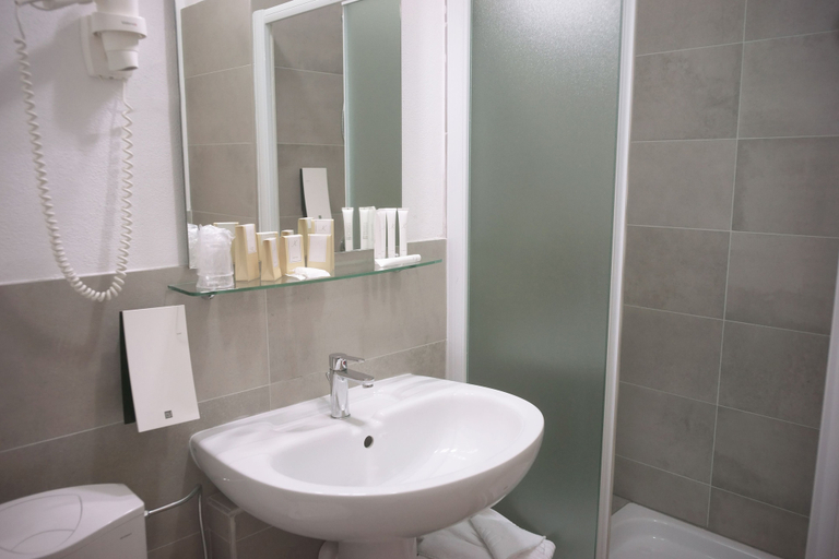 Bathroom 5, Hotel Valpolicella International, Verona