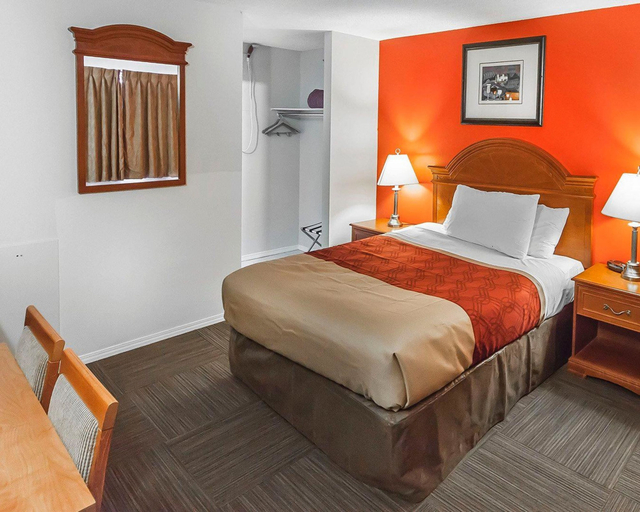 Bedroom 3, Econo Lodge Inn & Suites, Division No. 5