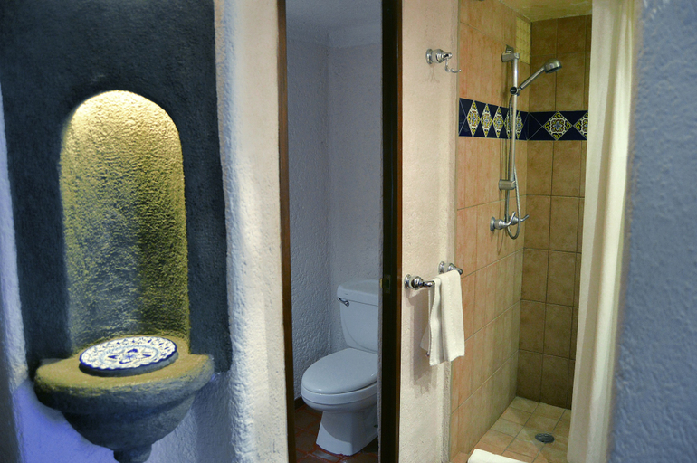 Bathroom 5, Villas Arqueologicas Teotihuacan, Temascalapa