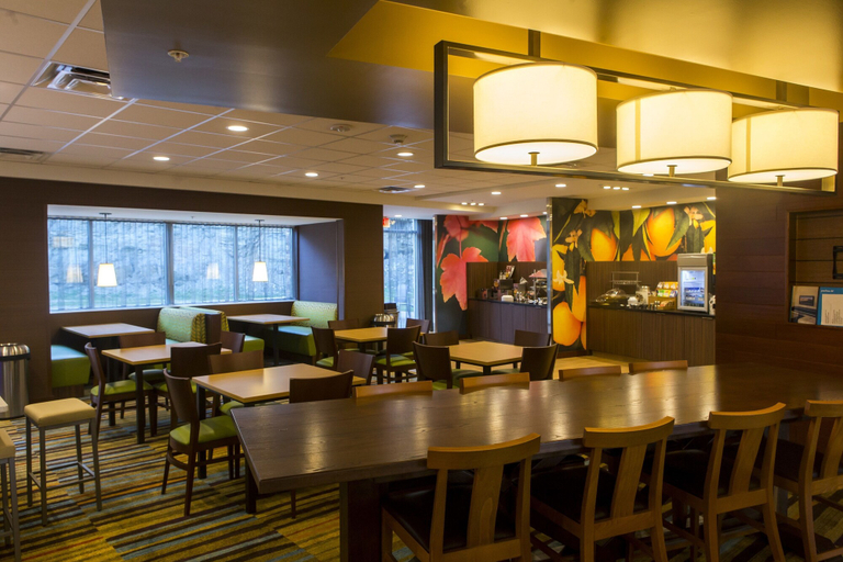 Food & Drinks 5, Fairfield Inn & Suites Cambridge, Guernsey