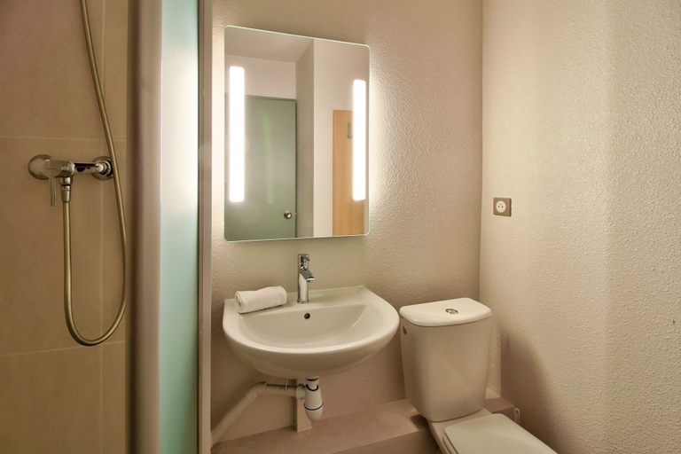 Bathroom 4, B&B HOTEL Beaune Sud (1) Palais des Congrès, Côte-d'Or