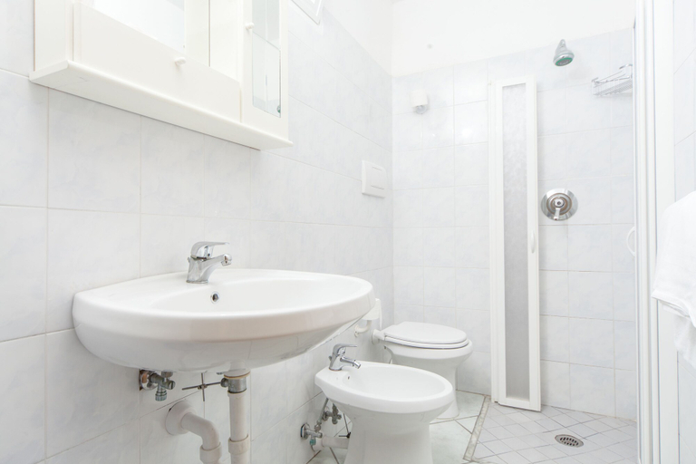 Bathroom 5, Hotel Ape Regina, Napoli