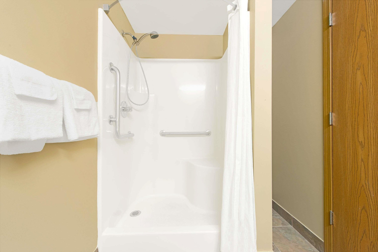 Bathroom 4, Super 8 by Wyndham St. Clair MO, Franklin