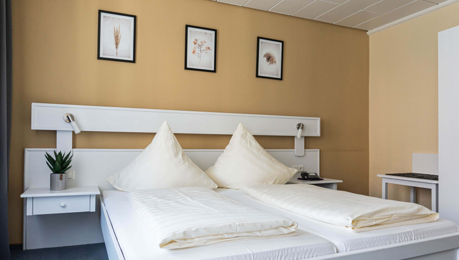 Bedroom 2, Hotel Sonne, Ansbach