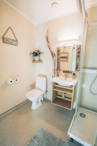 Bathroom 4, Furu Hostel, Vestvågøy