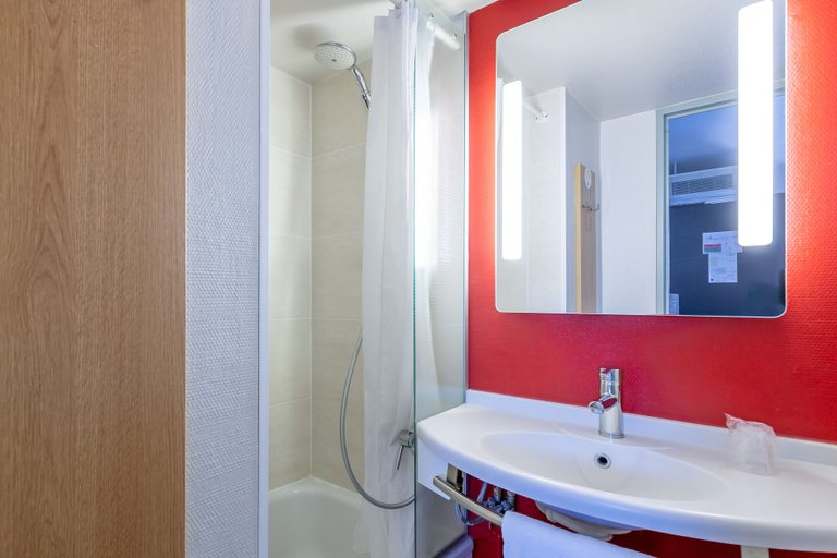Bathroom 5, B&B HOTEL Périgueux Boulazac, Dordogne