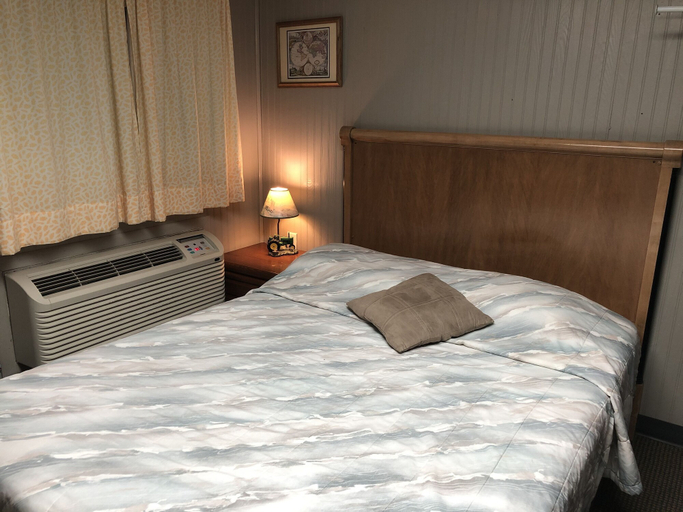 Bedroom 2, Town N' Country Motel, McCook