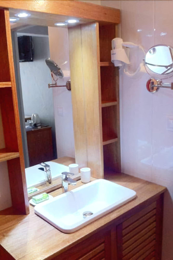 Bathroom 4, La Tonnelle