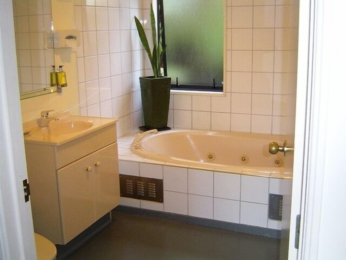 Bathroom 4, Sherborne Motor Lodge, Christchurch