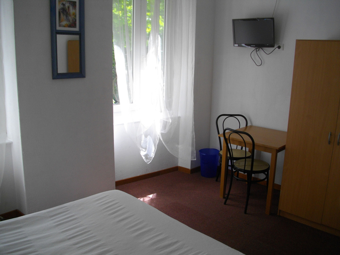 Bedroom 2, Hotel Central, Aude