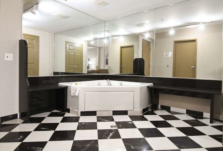 Bathroom 5, Best Western Plus Sandusky Hotel & Suites, Erie