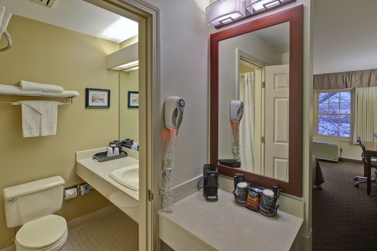Bathroom 4, Country Inn at The Mall, Penobscot