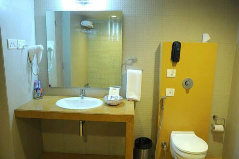 Bathroom 4, Confident Amoon - The Glamour Spa and Resort, Bangalore Rural