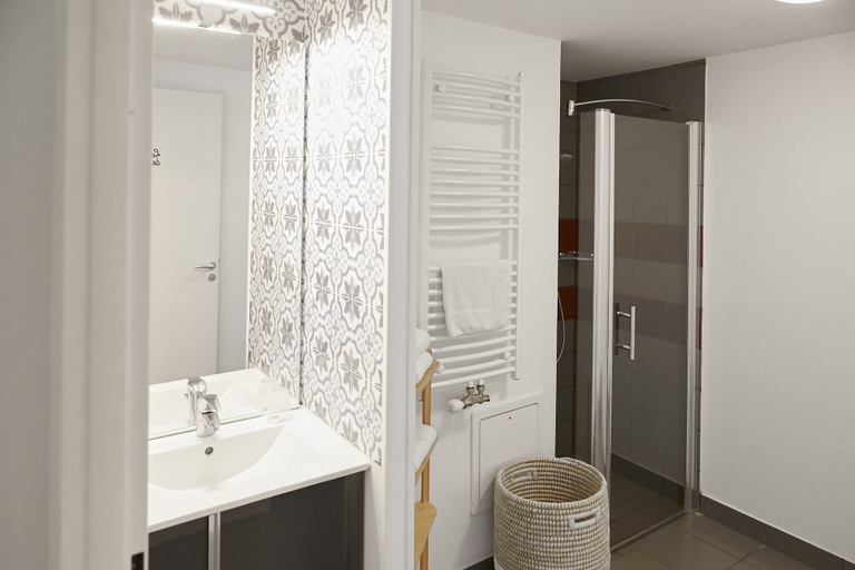 Bathroom 3, Aparthotel Adagio Access Massy Palaiseau, Essonne