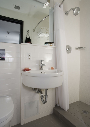 Bathroom, El Gem Hotel - Chelsea, New York